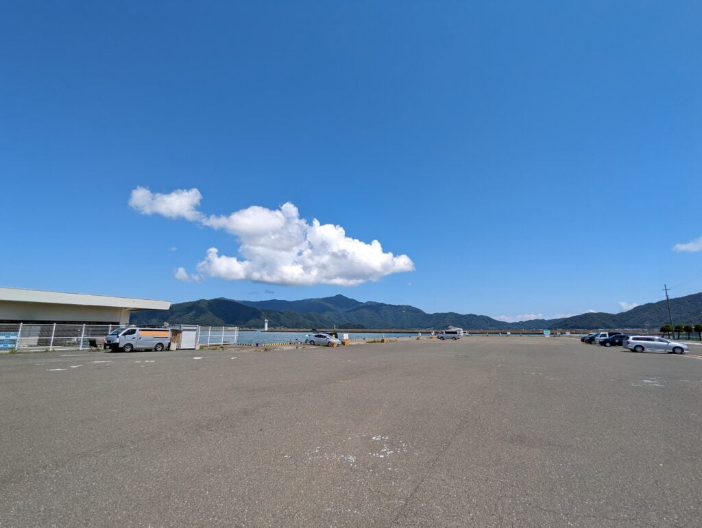 小浜漁港の北側の景色