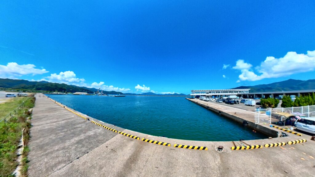 小浜漁港の南側の景色