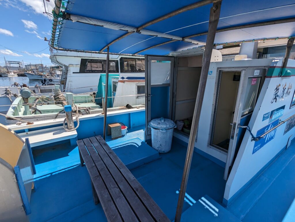 葵渡船の船後方(トイレ)