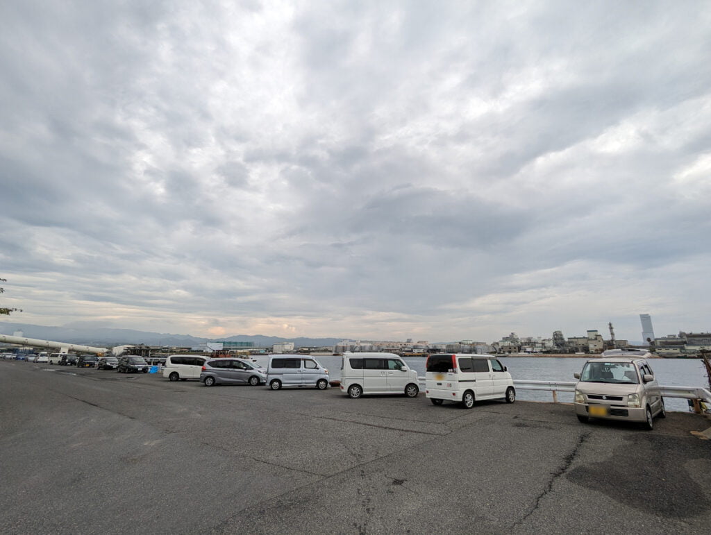 食品コンビナートの外側の景色