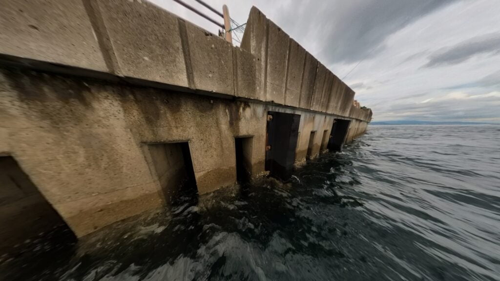 翼港の護岸(スリット)