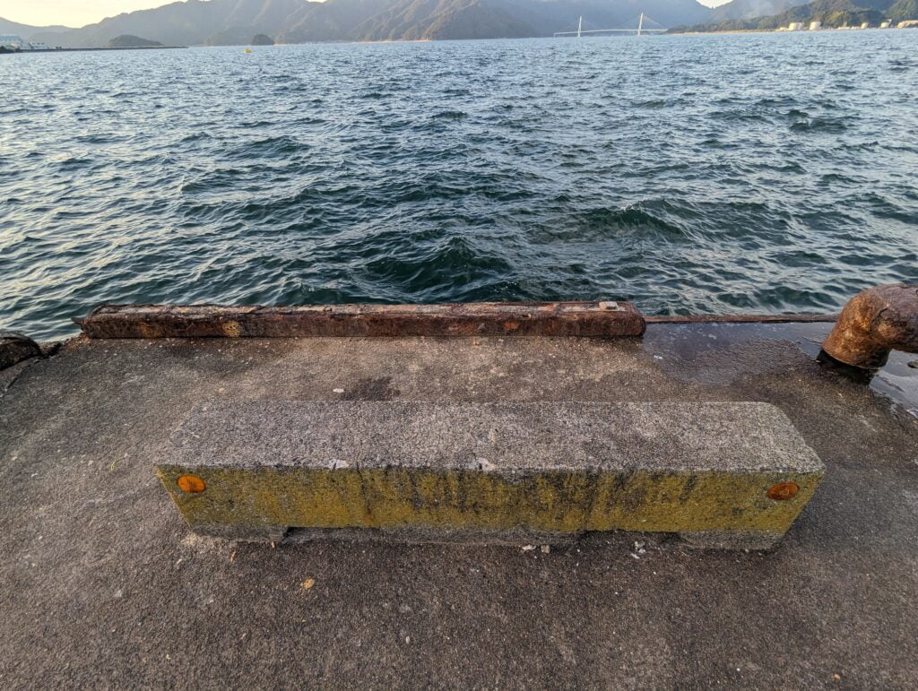 前島埠頭のベンチ替わりになるコンクリートの構造物