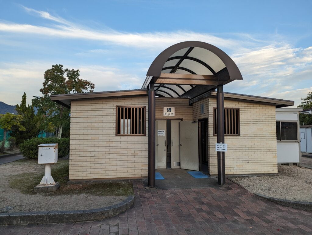 前島埠頭から少し離れたところにある公園のトイレ