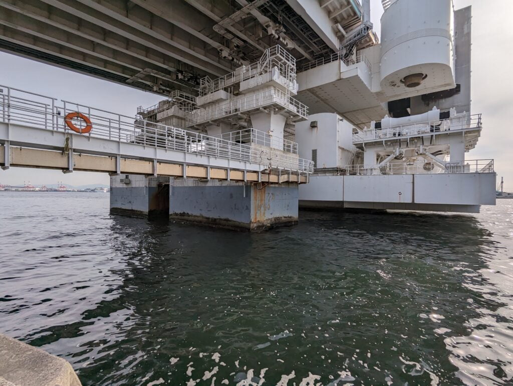 夢舞大橋の橋下