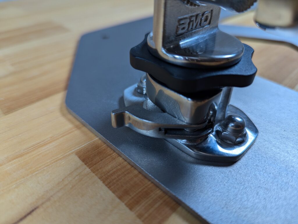 パラソルスタンドの接続部分(レバー開放状態)